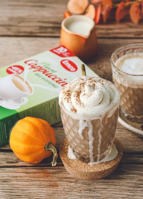 Cappuccino s dýňovým sirupem a šlehačkou